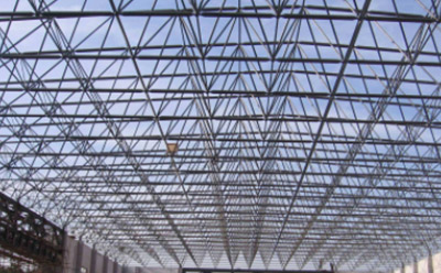 贵南钢结构厂房屋面板及保温层安装